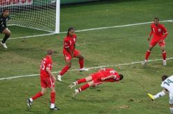 包含足球比赛场面技术高超，赛况备受瞩目的词条