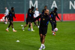 狼队客场击溃热刺，豪取三分