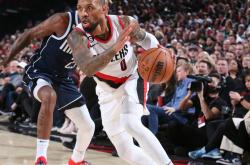 开拓者队战胜篮网队，利拉德独揽40分