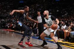 人队主帅赞助攻创新高，哈里斯关键三分制胜的简单介绍