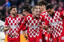 包含贝蒂斯后防漏洞频出，主场遭遇失败挫折的词条