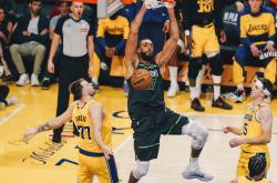 关于雄鹿队主场力克鹈鹕，保持不败境地的信息