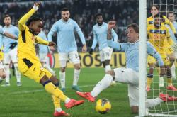 意甲赛场状态起伏不定，球队打破常规