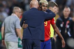 包含荷兰客场战胜西班牙，夺得宝贵三分的词条