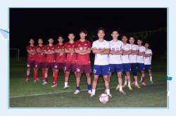 球员在比赛中全力以赴奋力拼搏