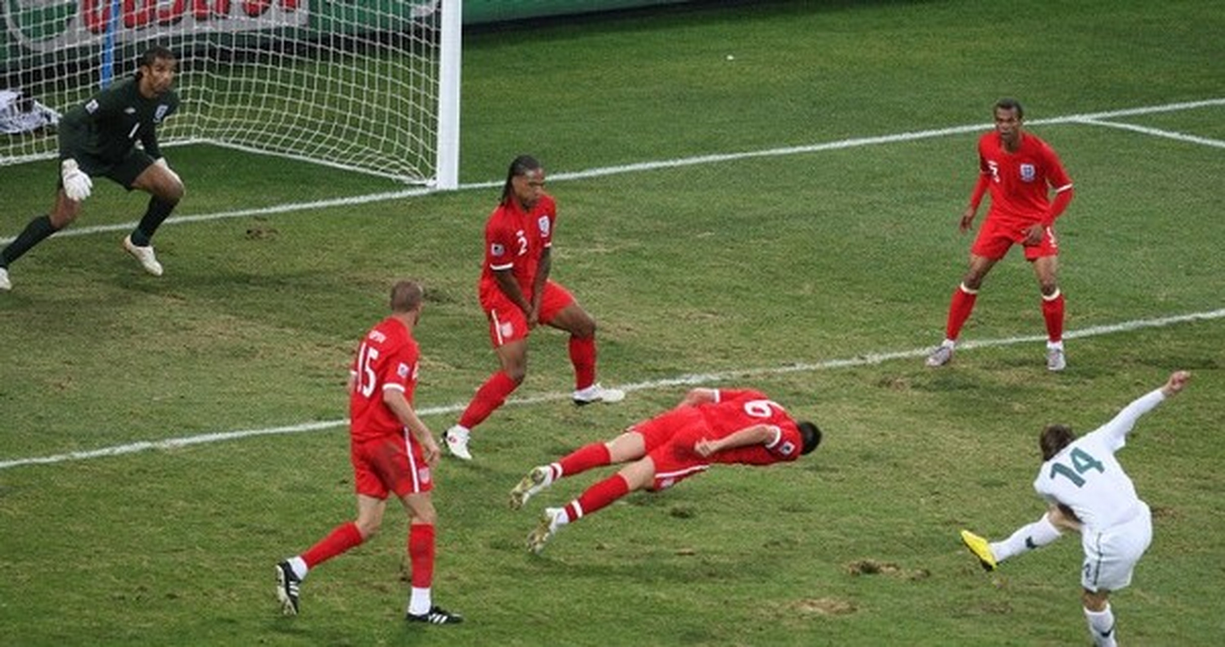 包含足球比赛场面技术高超，赛况备受瞩目的词条