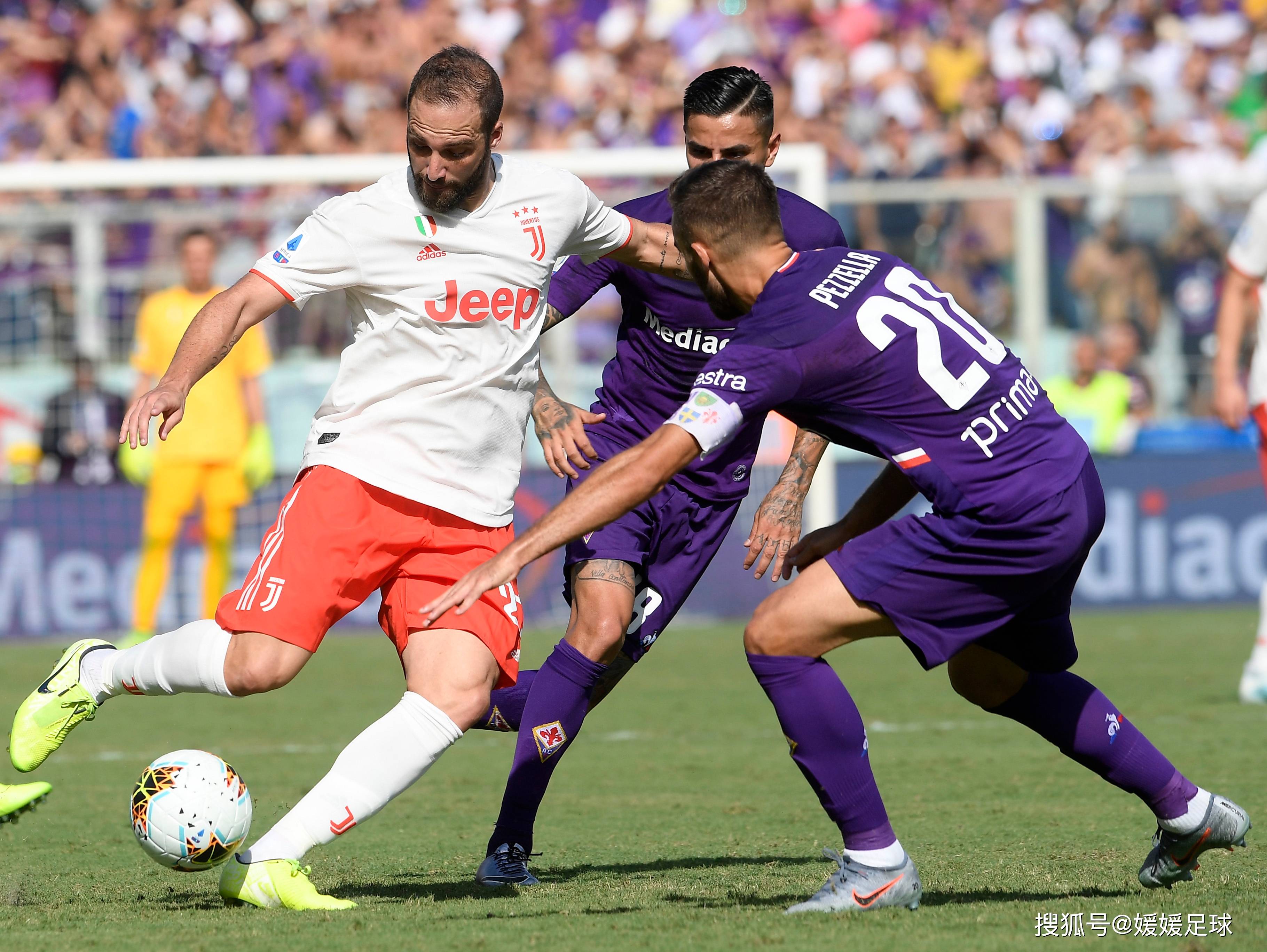 包含足球比赛场面技术高超，赛况备受瞩目的词条