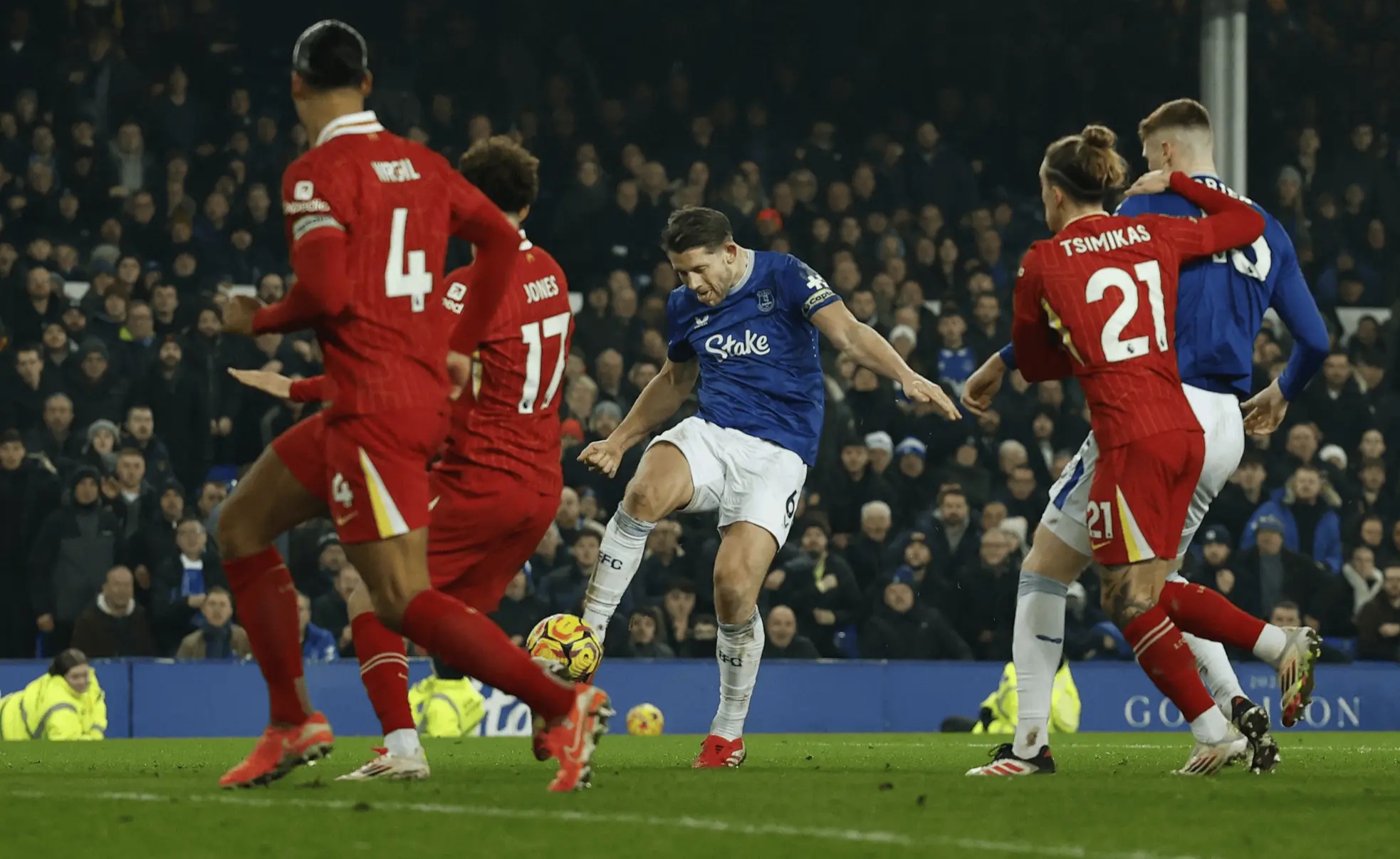 埃弗顿球员受伤，英超战场愈加艰难