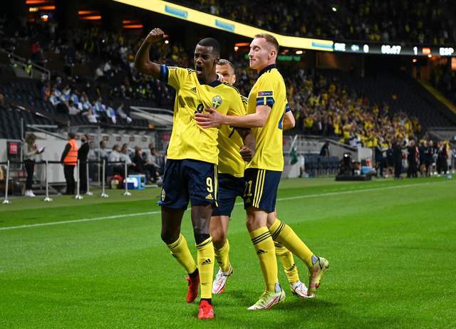 包含瑞典队在欧预赛比赛中遭遇失利，出线形势堪忧的词条