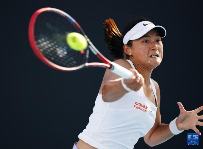 网球巨星转战足球，加入女子球队