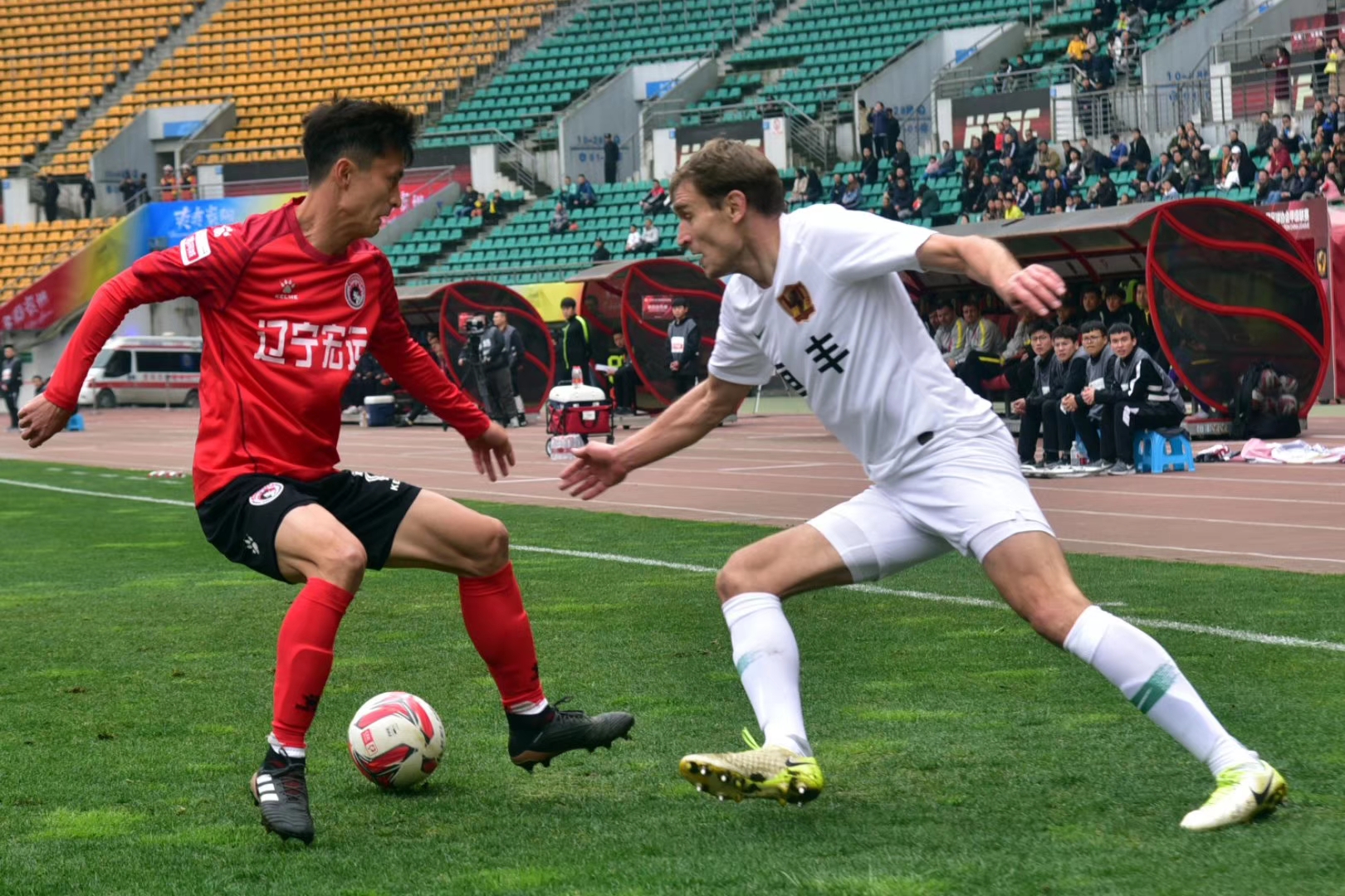 包含河南建业客场逼平贵州恒丰，保持不败的词条