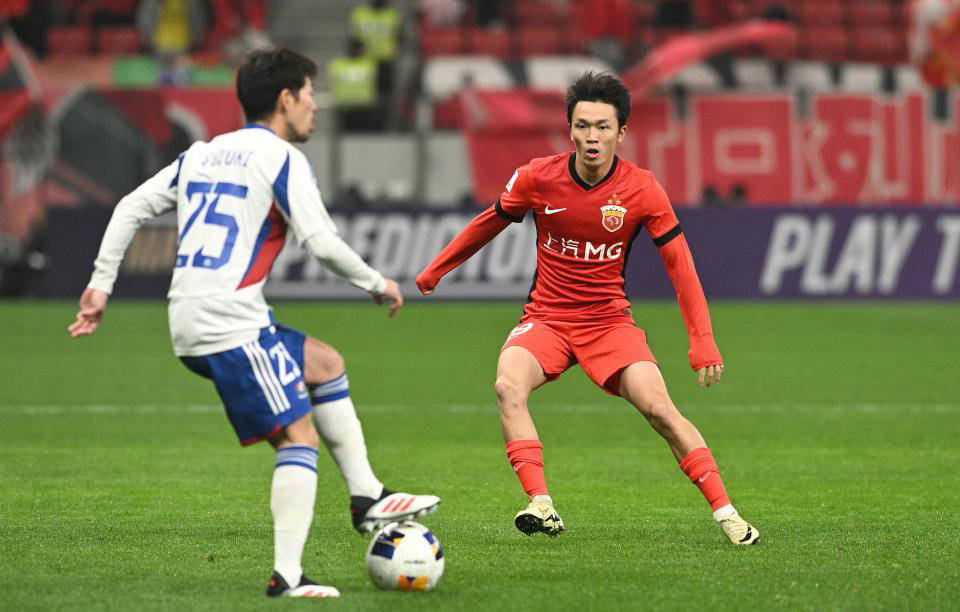 比赛中球队状态起伏，备受质疑与赞美的简单介绍