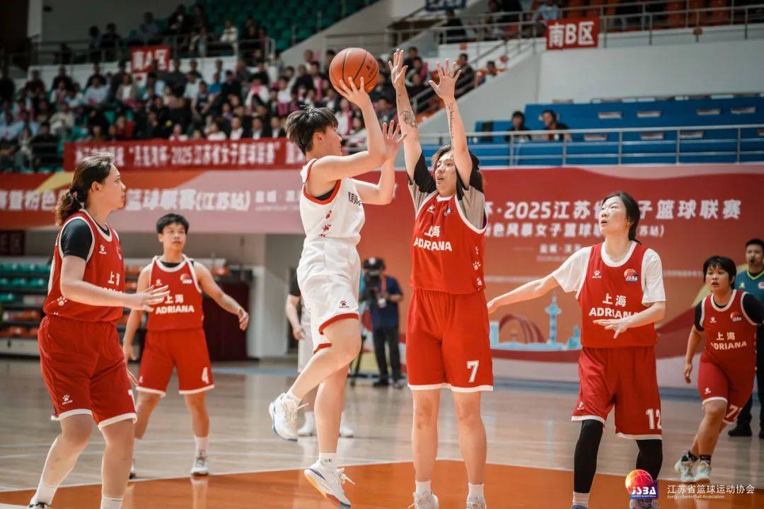 江苏队在激烈比拼中获胜，排名升至第十