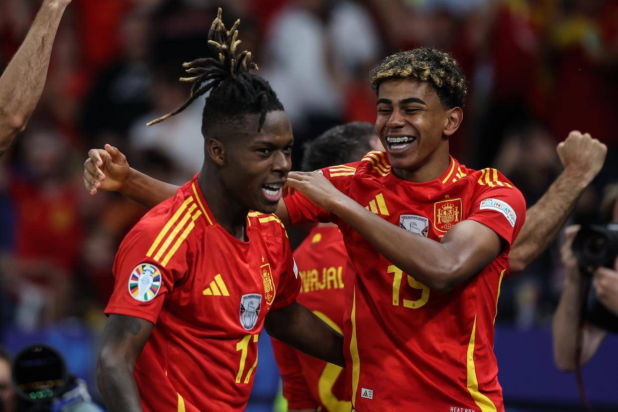 西班牙代表队击败对手，获得胜利