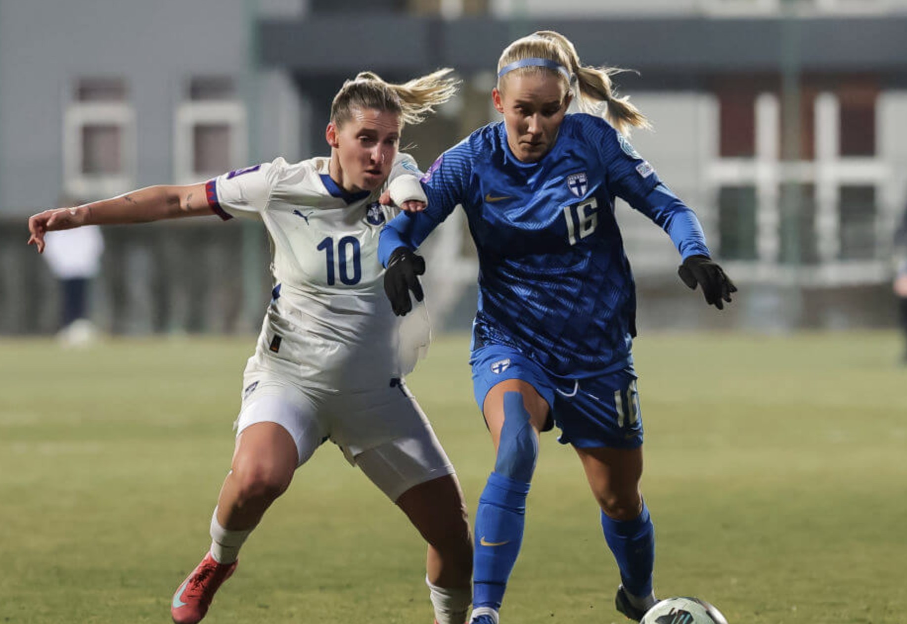 包含欧洲女足冠军杯：强队对决引人瞩目的词条