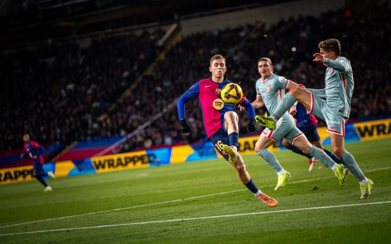 包含马竞击败巴萨重夺西甲榜首地位的词条