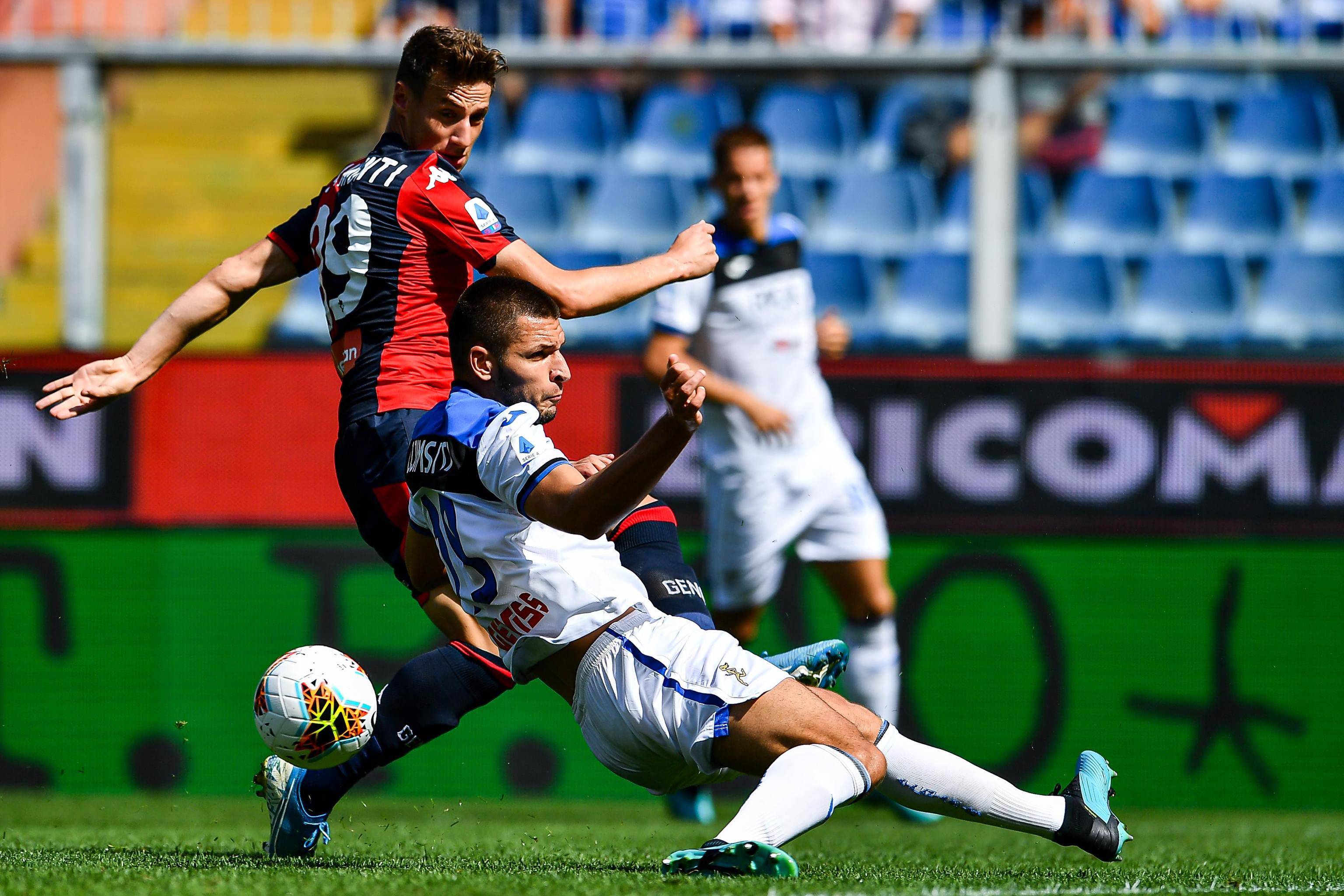 足球联赛争夺激烈，实力对决精彩