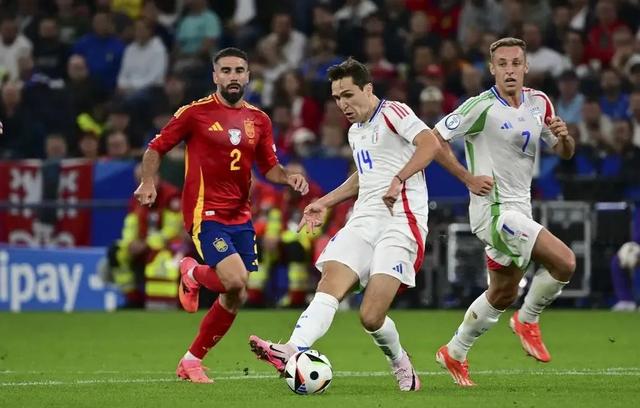 包含西班牙队疾步前进，欧洲杯突围金贵的词条