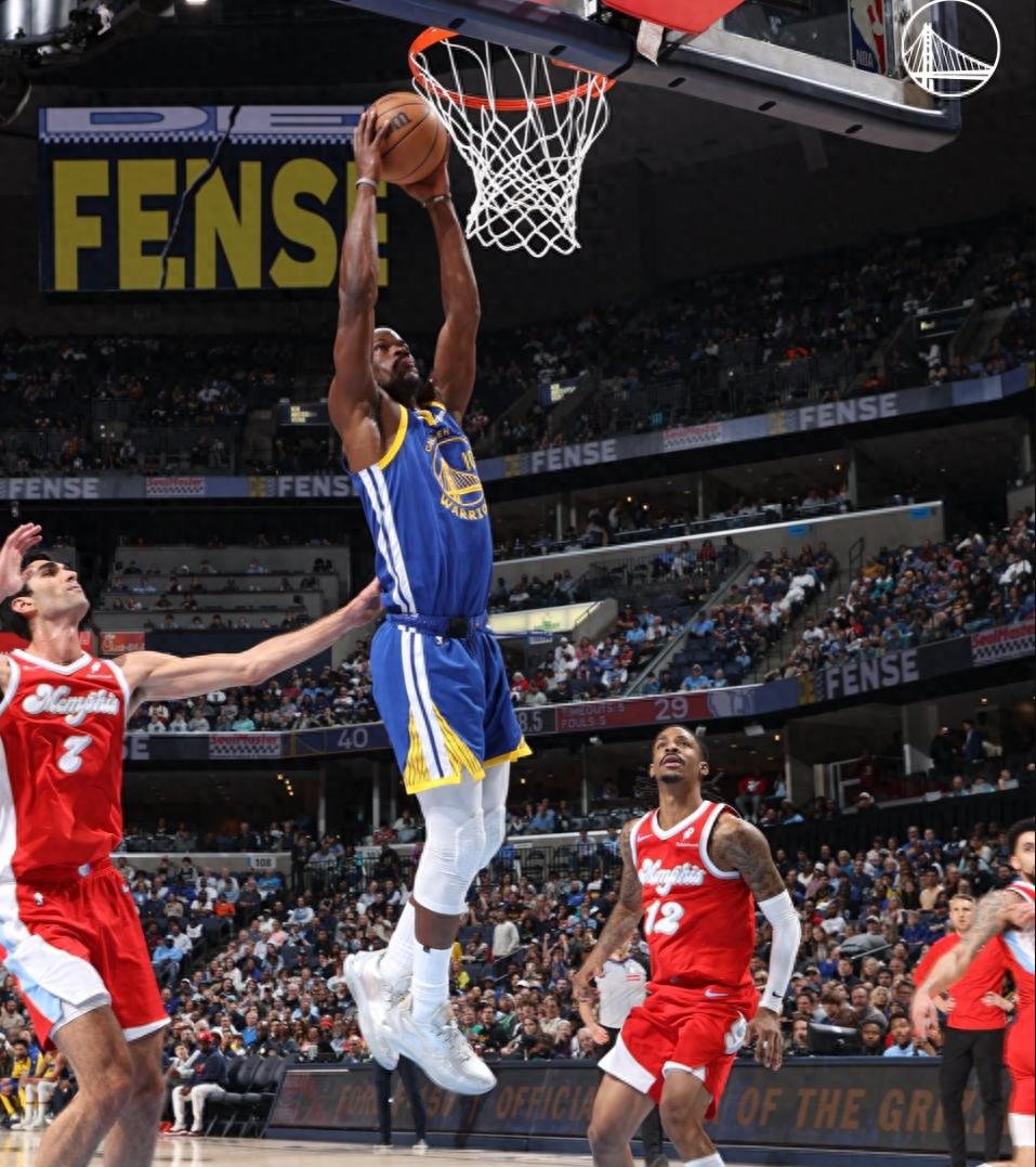 勇士胜灰熊，库里三分砍进关键球