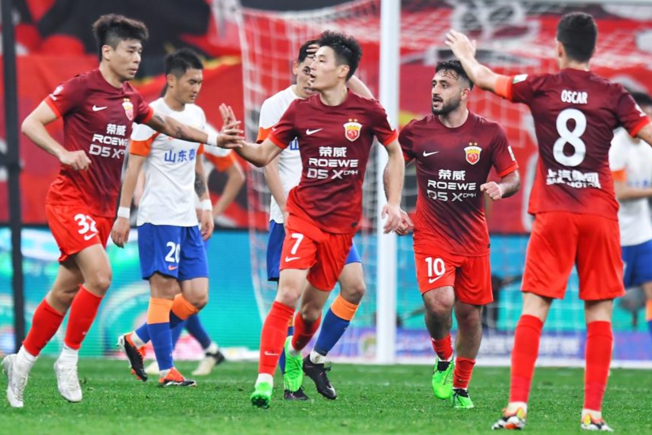 中超赛场再现激烈对抗，球员全力拼搏的简单介绍