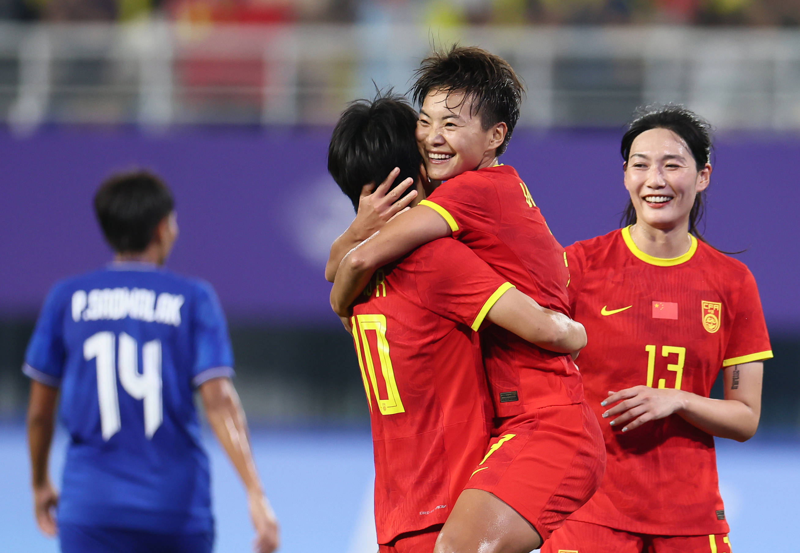 亚洲杯华丽开幕,中国女足引发热议 亚洲杯华丽开幕,中国女足引发热议