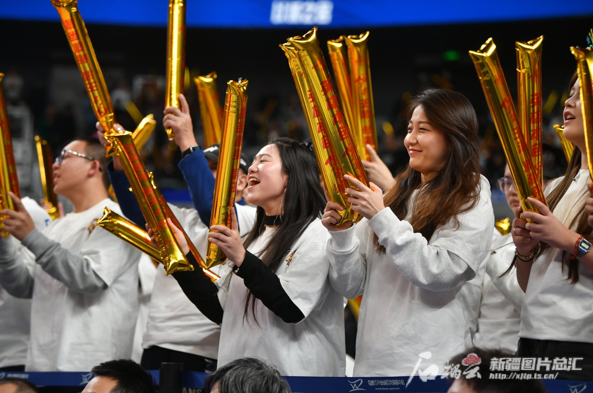 比赛现场热闹非凡!球迷们欢呼雀跃 比赛现场热闹非凡!球迷们欢呼雀跃