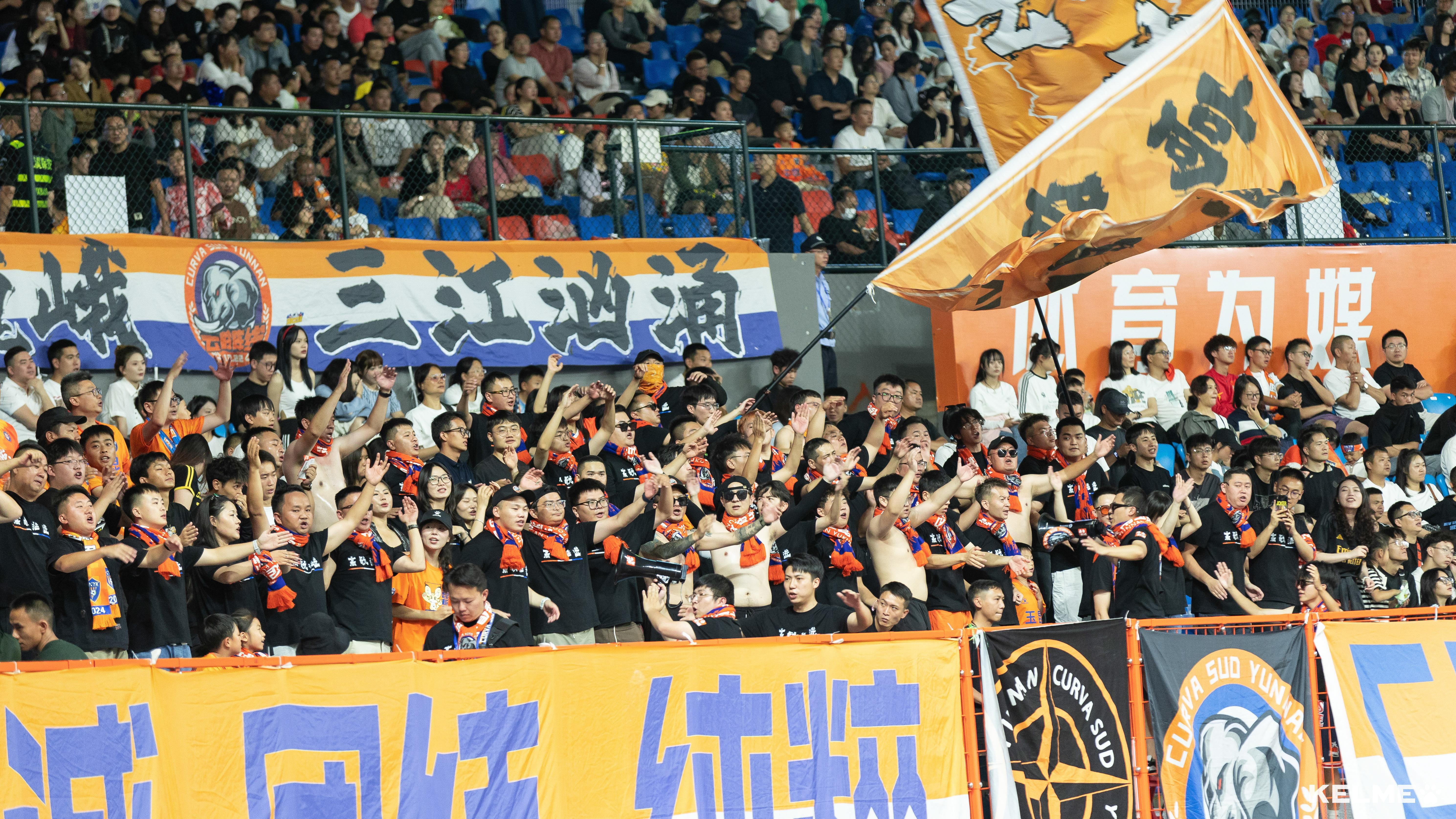 比赛现场热闹非凡!球迷们欢呼雀跃 比赛现场热闹非凡!球迷们欢呼雀跃