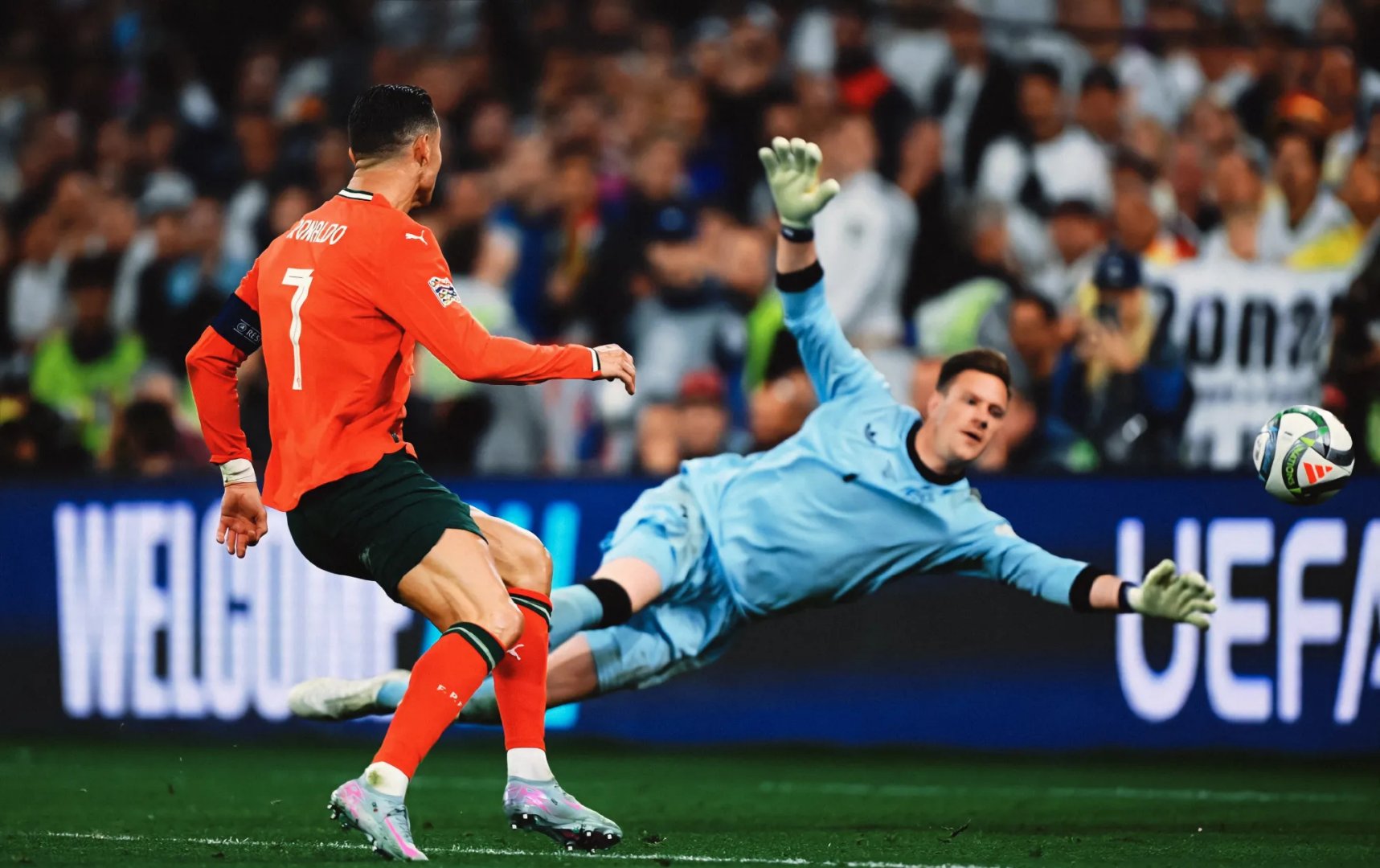 进球后庆祝场面震撼，球队晋级