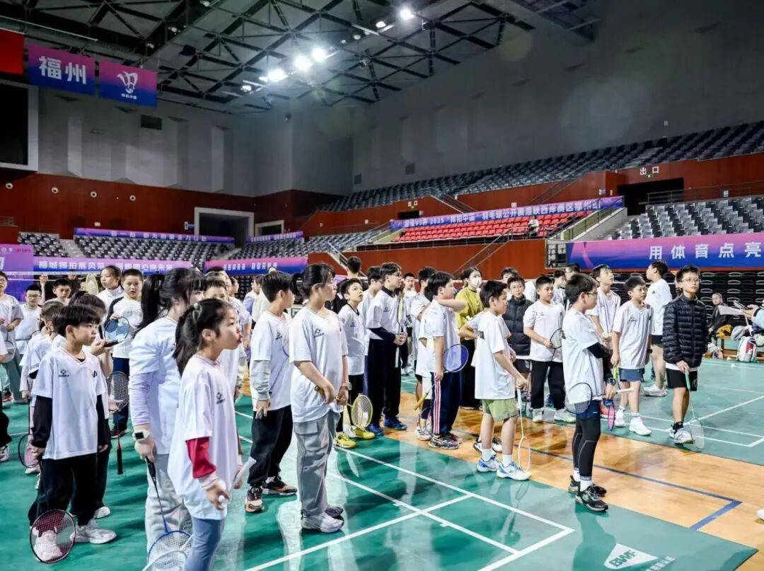 激战篮球赛事，顶尖球队斗智斗勇