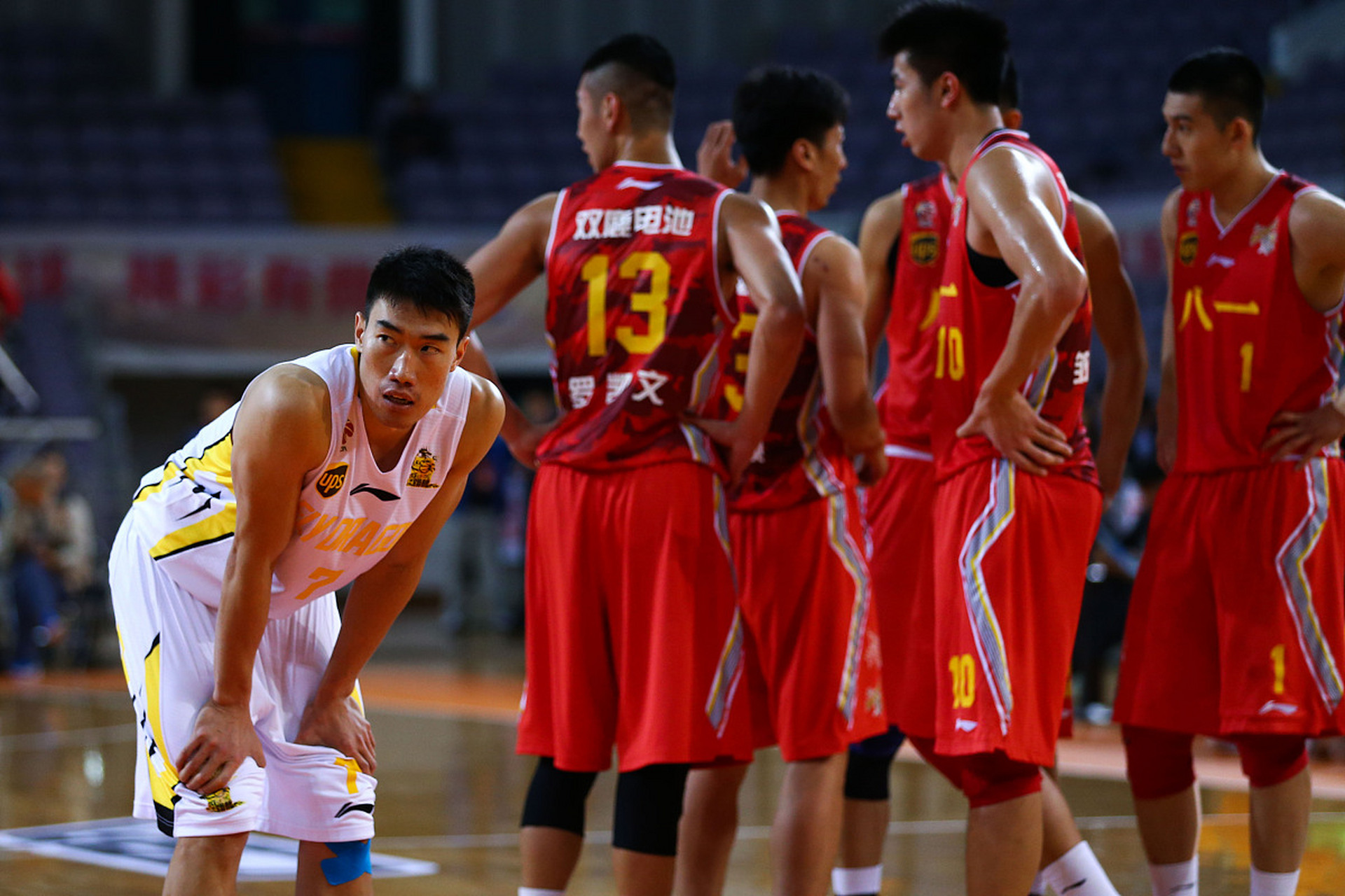 山东男篮全队发挥出色，成功击败对手